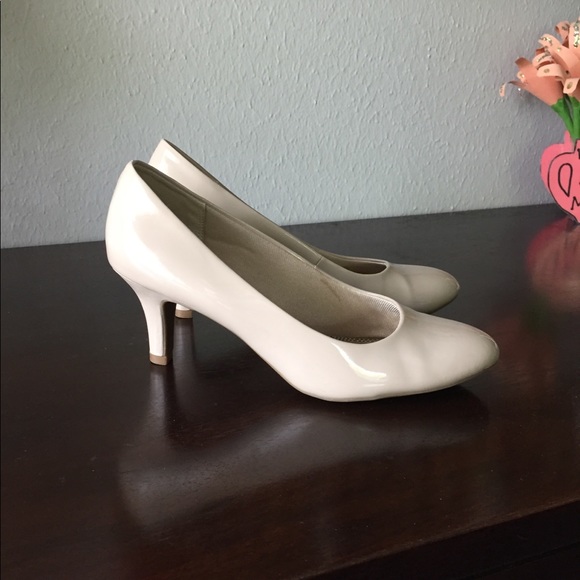 Life Stride Cream Heels - Picture 4 of 8